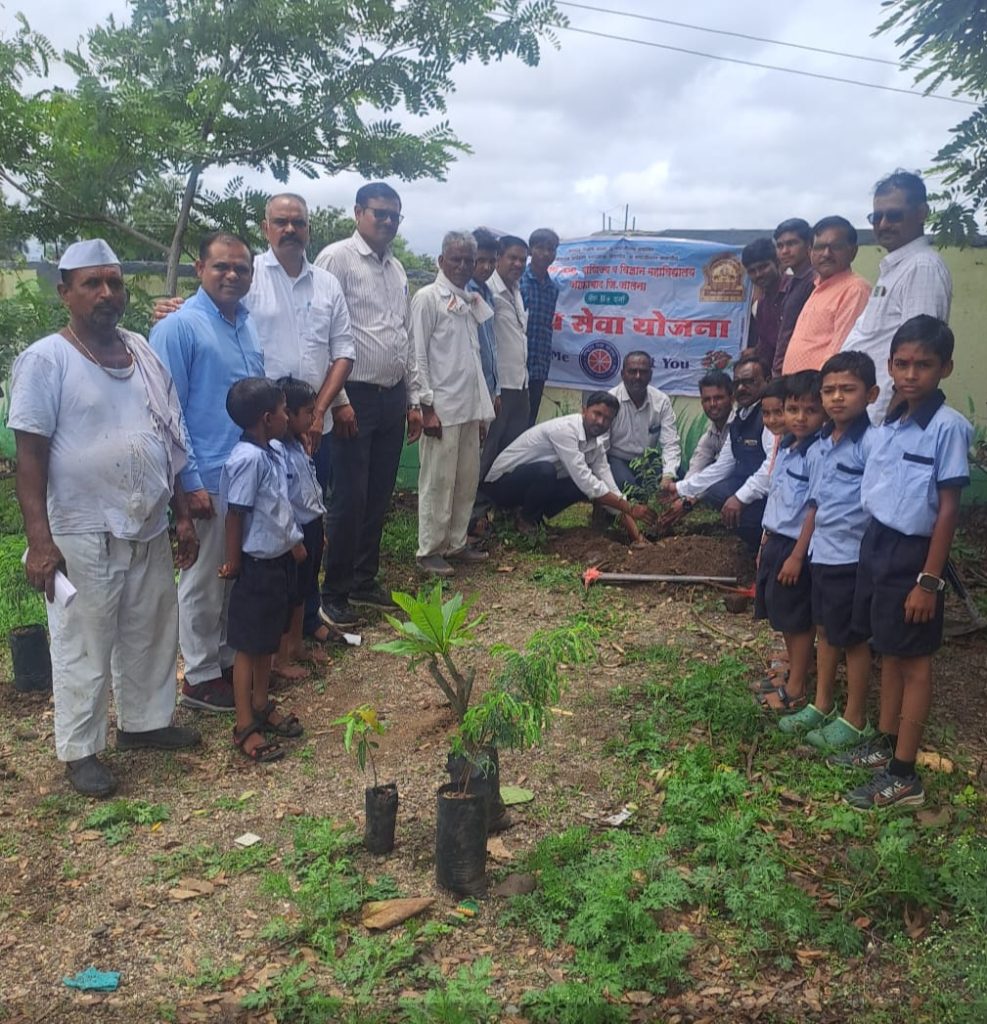 सिद्धार्थ महाविद्यालयाच्या राष्ट्रीय सेवा योजना विभागातर्फे रेपाळा येथे वृक्षारोपण कार्यक्रम……