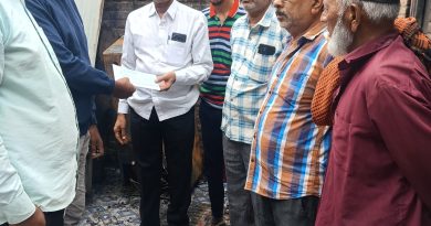 देऊळघाट येथील आगग्रस्त कुटुंबाला प्रा. डी. एस. लहाने यांच्याकडून तात्काळ मदतीचा हात
