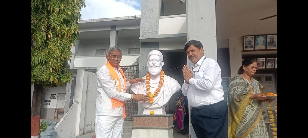 उद्धव बाळासाहेब ठाकरे यांच्या वाढदिवसानिमित्त प्रा. डी. एस. लहाने यांच्या वतीने जिल्हाभर विविध सामाजिक उपक्रम; विद्यार्थ्यांना गणवेश, शैक्षणिक साहित्य व खाऊचे वाटप