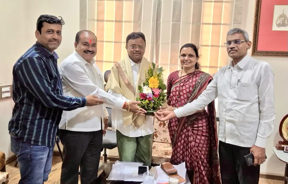 डॉ. राजेंद्र शिंगणे यांची जिल्हा मध्यवर्ती सहकारी बँकेच्या संचालकपदी बिनविरोध निवड; शिवसेना पदाधिकाऱ्यांकडून अभिनंदन
